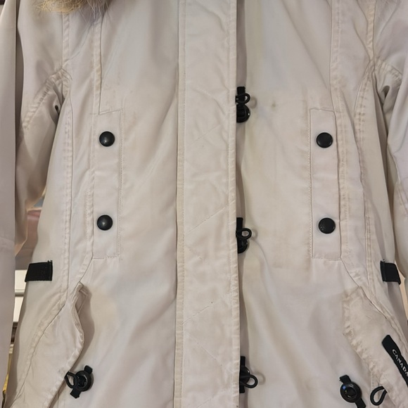 White Canada Goose Parka sz XS NEEDS CLEANING- see pics Coyote Fur detach hood - Picture 2 of 12